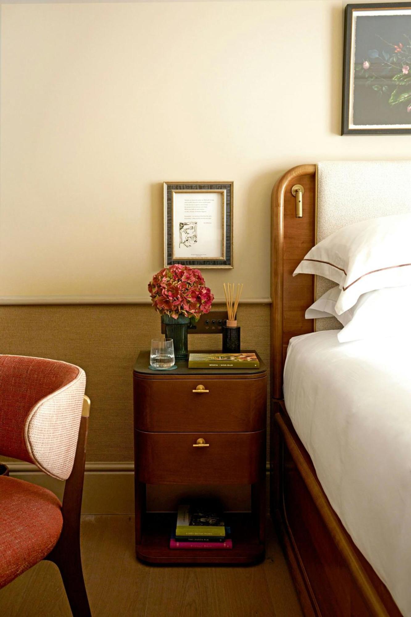 Montcalm Mayfair, Autograph Collection Λονδίνο Εξωτερικό φωτογραφία A bedside table