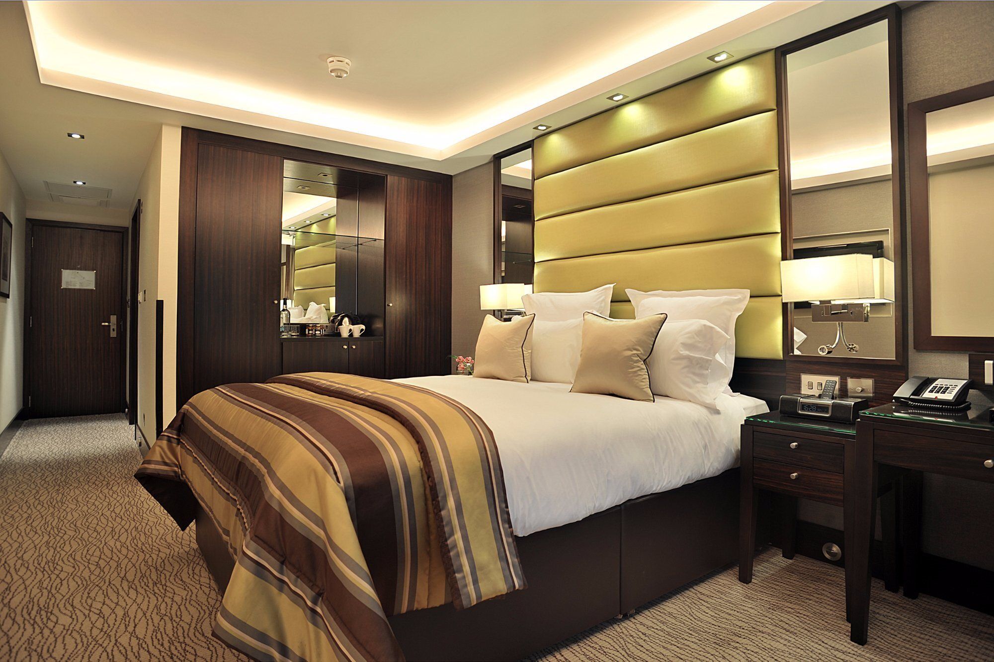 Montcalm Mayfair, Autograph Collection Λονδίνο Εξωτερικό φωτογραφία A bedroom at the InterContinental London Park Lane